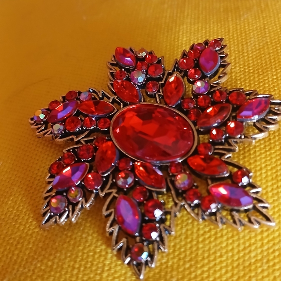 🌲Vibrant Poinsettia Brooch🌲 - Picture 5 of 11